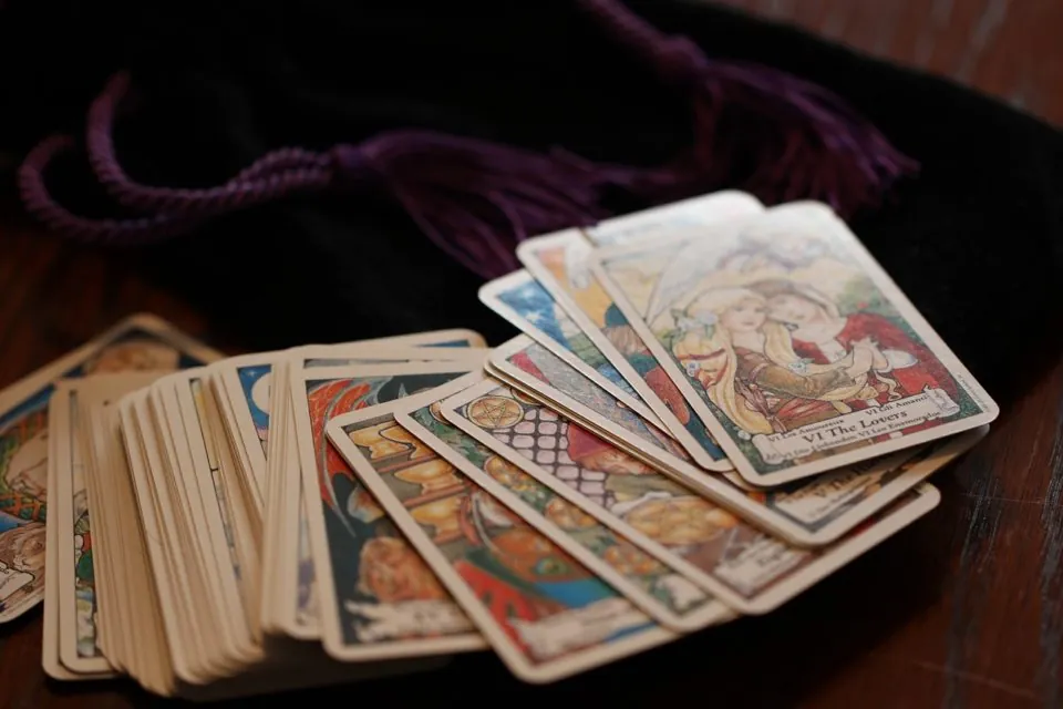 Cartas de tarot sobre bolsa de terciopelo